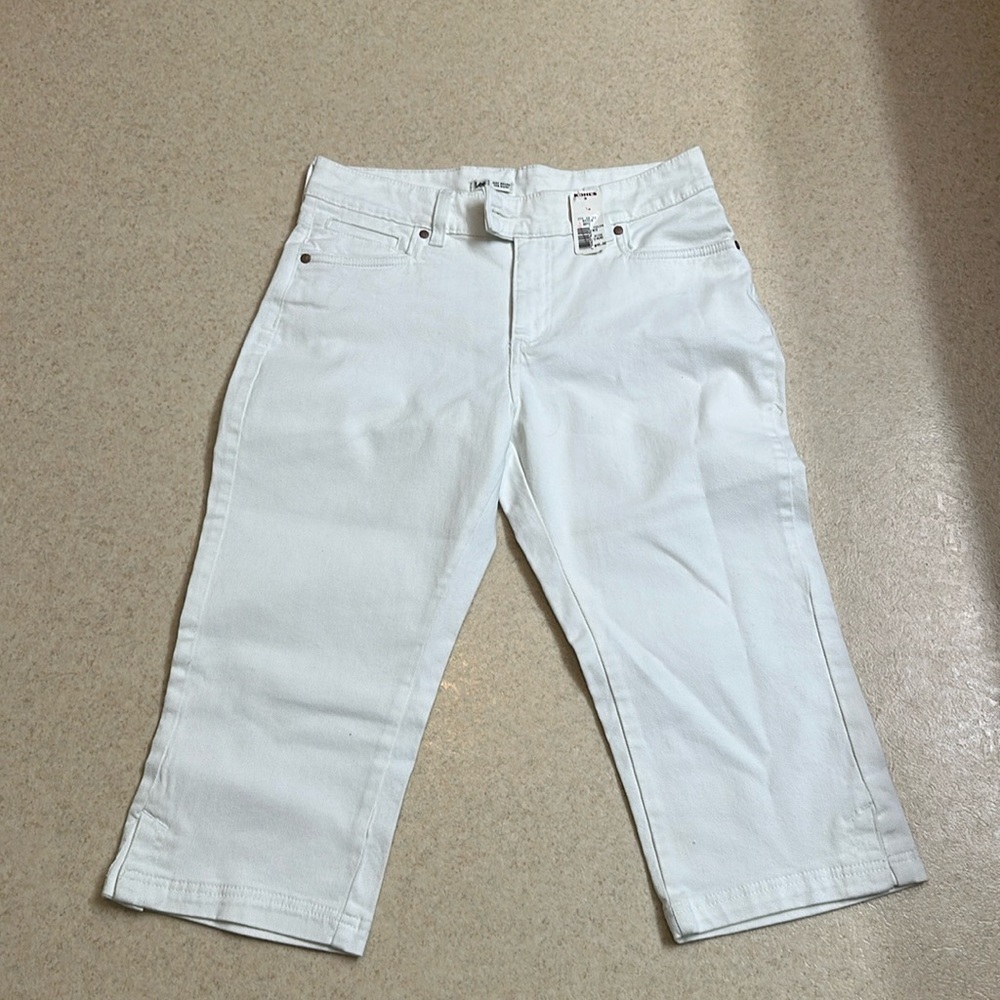 NWT. Lee white Capri size 12.
